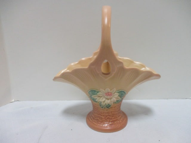 Hull Pottery Water Lily Basket. USA Hull Art L-14-10 1/2'' on Bottom.: 10 1/2 x 10 1/4 x 5 3/4''.
