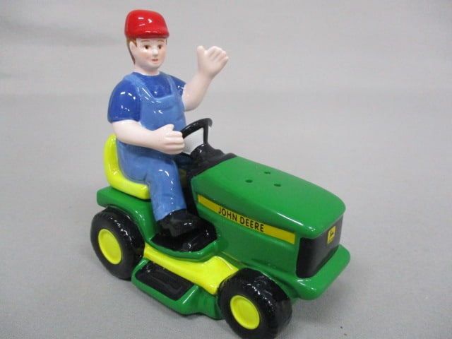 John Deere Lawn Mower Salt & Pepper Shakers  4"x 4" (1 of 6)