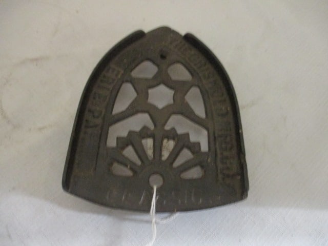 Griswold Trivet Classic, Erie, Pa.: 4 1/2 x 6''.