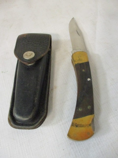 Buck Pocket Knife in Leather Belt Case. (1 of 8)