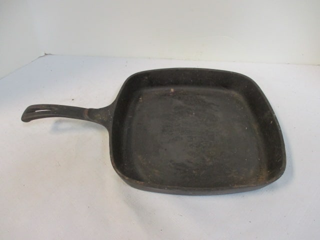 Wagner Ware Cast Iron Skillet. (1 of 7)