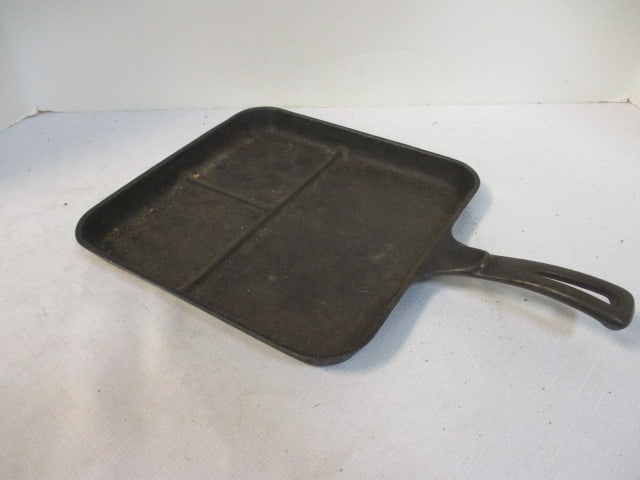 Wagner Ware Cast Iron Divided Bacon and Eggs Breakfast Skillet. (1 of 7)