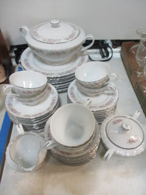 41 Pieces of Vintage Danisco "Teahouse Rose" Fine China - Made in Japan: (8) 10 1/4" plate, (8) 6 1/4" plate, (7) 5 1/2" bowl, (9) 6" saucer, (6) 2 1/2" cup, (1) 4" sugar, (1) 4" creamer, and (1) 11" x 6 1/2" covered casserole, some chips
