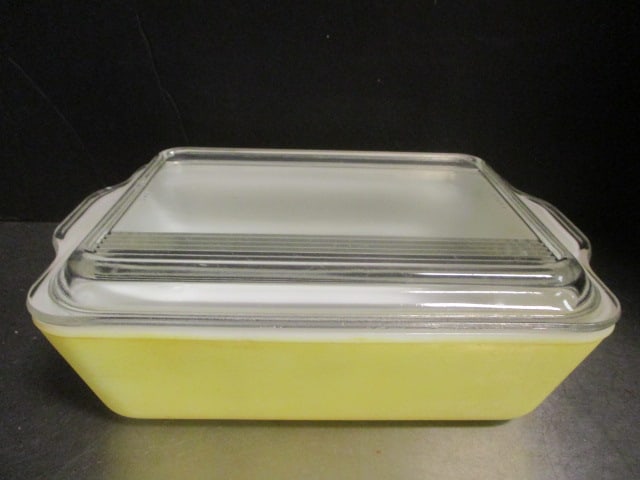 Vintage Pyrex Yellow Glass Refrigerator Dish with Lid.: 9 x 7''.