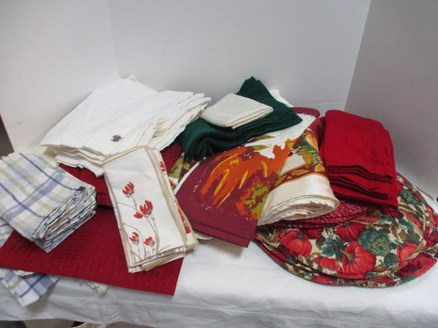 Large Box Lot of Placemats, Napkins, Table Runners, Etc.: See Pictures for Details.