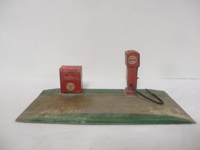Vintage West German "Essolub Standard" Lithograph Gas Pump Train/Car Set Accessory: .