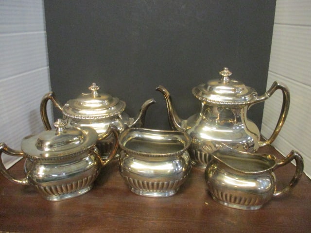 Vintage Reed & Barton Silverplated Tea and Coffee Set (1 of 14)