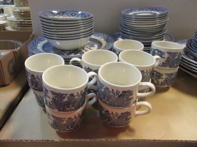 68 Pieces of Churchill "Blue Willow" Fine English Tableware (1 of 11)