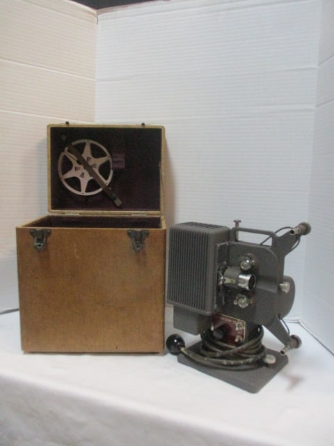 Vintage Kodascope Eight-33 Movie Projector: .