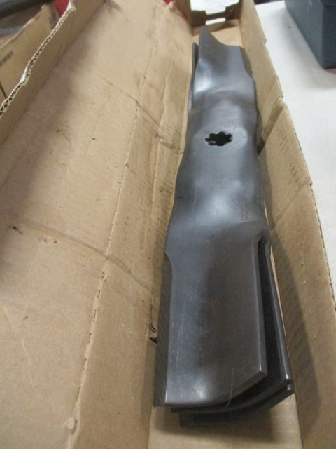 John Deere Lawn Mower Blades (JD-OGN) (GX21785): .