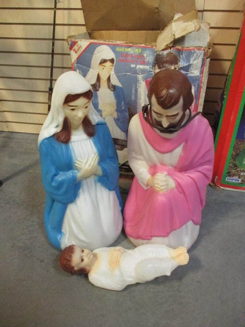 Empire Illimunated Blow Mold 4 PC Nativity Set in Box (#1368): In original box- Missing Manger