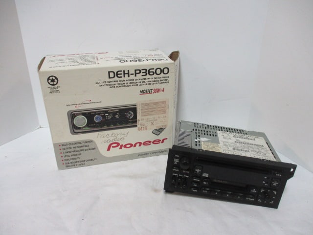 Pioneer DEH-P3600 Factory Radio In Dash Stereo CD Receiver (1 of 7)