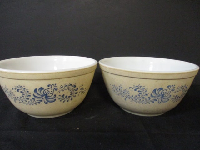 Two 1.5 Qt. Pyrex Homestead Blue Mixing Bowls.: See Pictures.