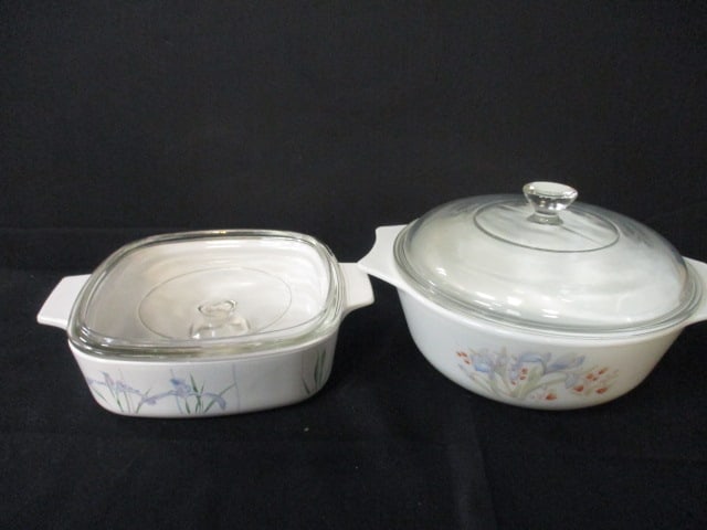 Corning Ware 1.5 Liter Baking Dish with Lid and 2 Qt Pyrex Baking Dish with Lid.: See Pictures.