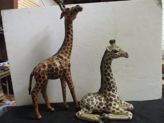 2 Decorative Giraffe Sculptures (1 of 13)