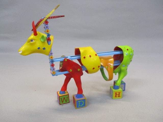 2003 Cow Parade #7260 "Kids Kowstruction" Figurine 8": .