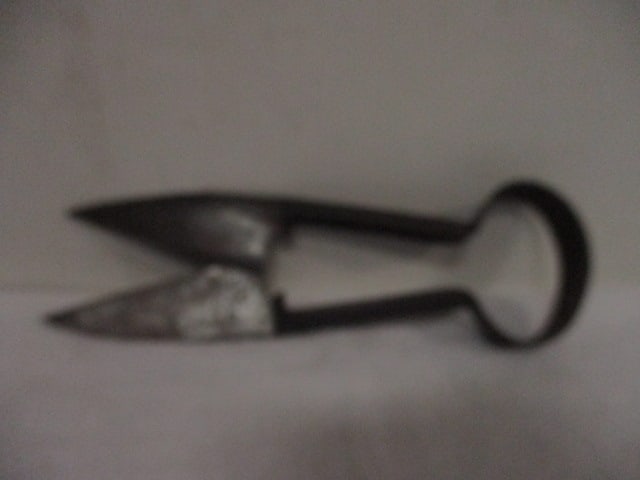 Vintage Sheep Shearers: 10 1/2", rust and wear