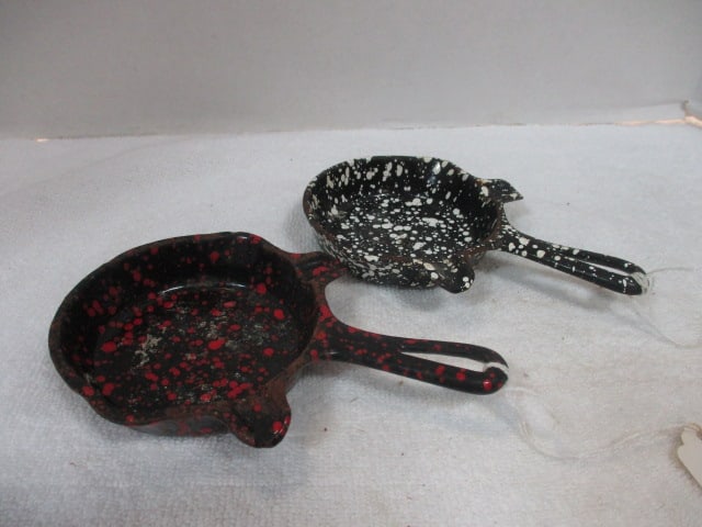 2 Vintage Griswold Speckled Enamel Cast Iron Miniature Skillet Ashtrays (1 of 7)