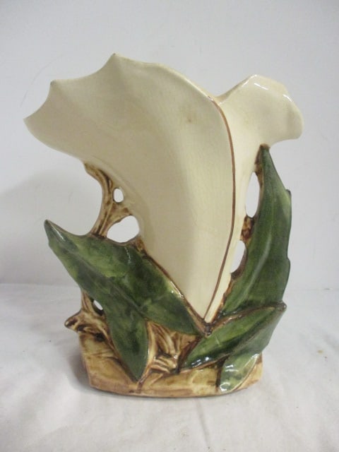 Vintage McCoy Calla Lily Vase. (1 of 8)