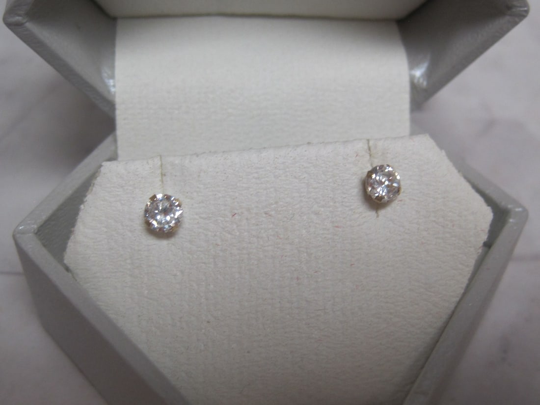 14k Gold CZ Stud Earrings: .