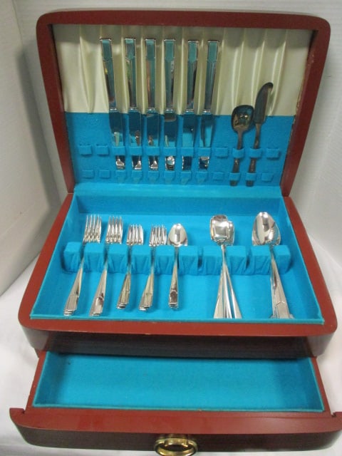 38 Pieces of Holmes & Edwards "Napoleon" Inlaid Silverplated Flatware in Silver Saver Chest (1 of 16)