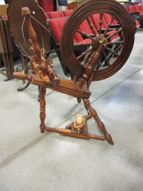 Antique Flame Mahogany Spinning Wheel (1 of 8)