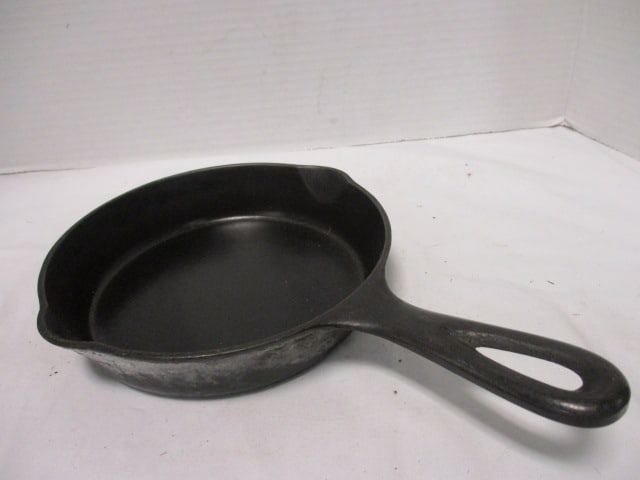 Vintage Wagner Ware No. 3A -0- 6 1/2" Cast Iron Skillet (1 of 7)