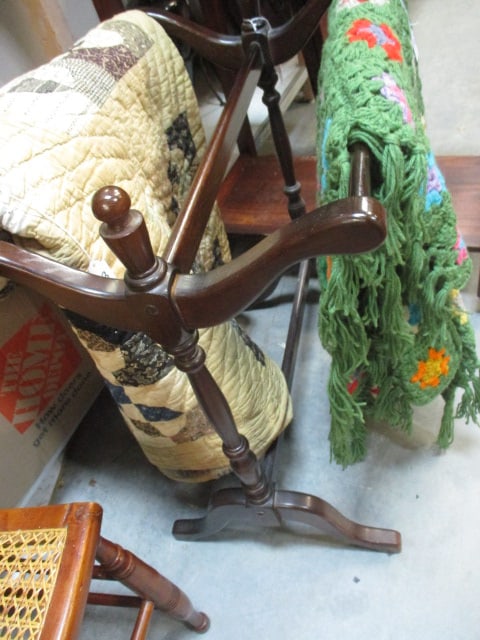 Vintage Wood Quilt/Blanket Rack: 27 1/2" x 13" x 21"