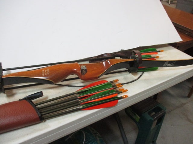 Stag Hunters Bow and Arrow Set with Extra Arrows and Metal Points (1 of 7)