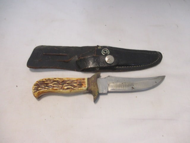 Vintage Fixed Blade Hunting Knife in Leather Sheath: .