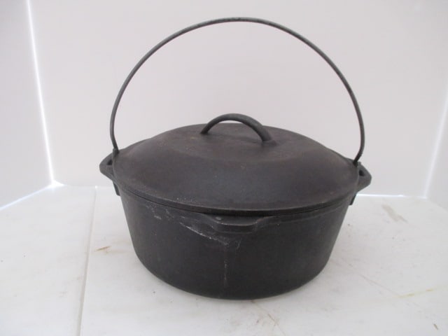 Vintage 10 1/2" Cast Iron Dutch Oven: marked USA D3 800
