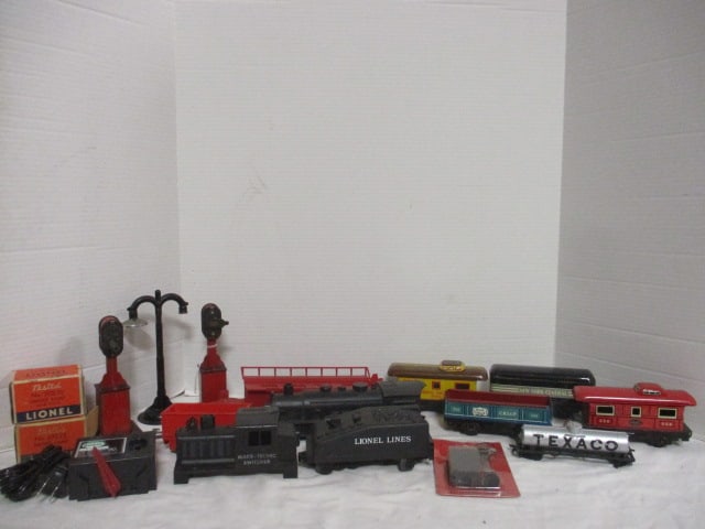 Grouping of Vintage Lionel and Marx Train Cars and Accessories (1 of 15)