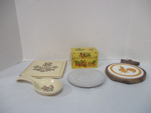 Pfaltzgraff Spoon Rest & Trivet, Vintage Tin Recipe Box & 2 Hot Plates: .