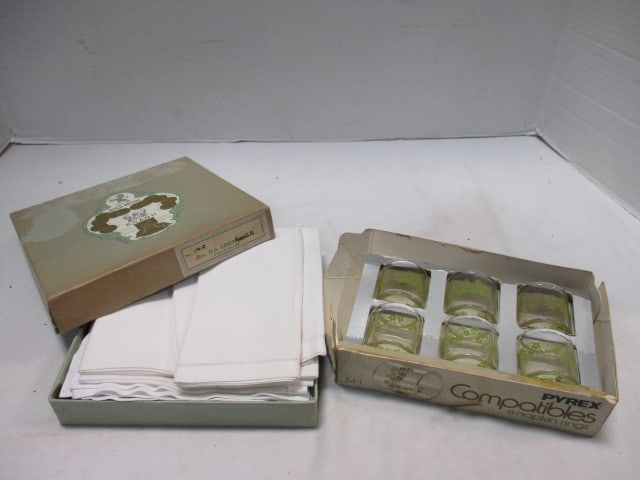 Pyrex Compatibles (RARE) Napkin Rings & Gold Medal Brand: Napkins in Box