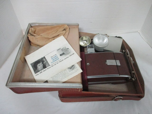 Polaroid Vintage Land Camera w/Wink Light in Case: .