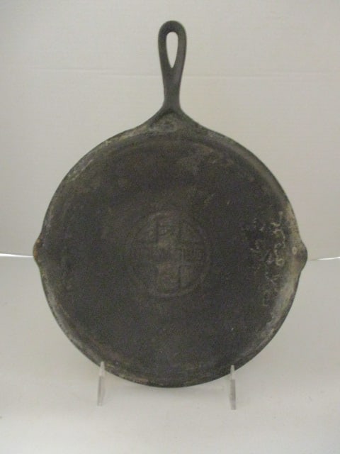 Vintage Griswold No. 108 Cast Iron Skillet Griddle (1 of 8)