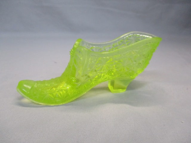 Boyds Vaseline/Uranium Bow Daisy & Button Glass Shoe (1 of 6)