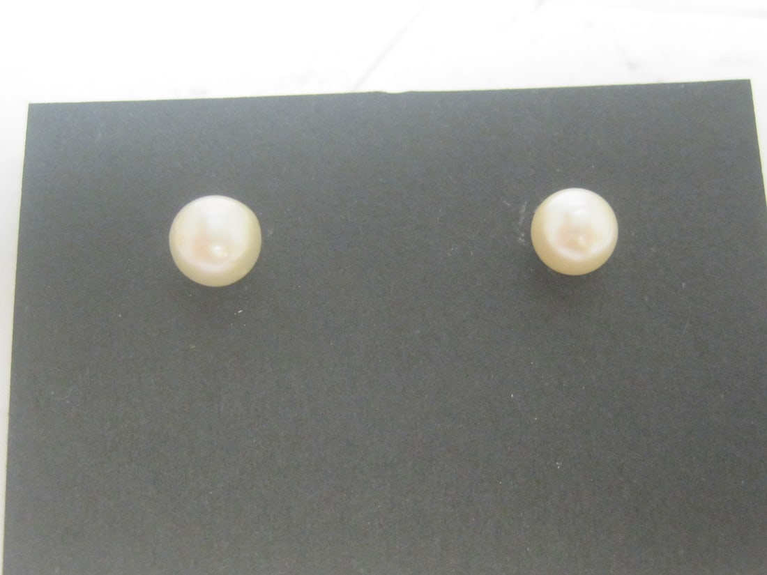 14k Gold Pearl Stud Pierced Earrings: 4.5mm