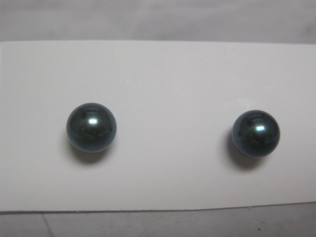 14k Gold Black Pearl Pierced Stud Earrings: 6.5mm