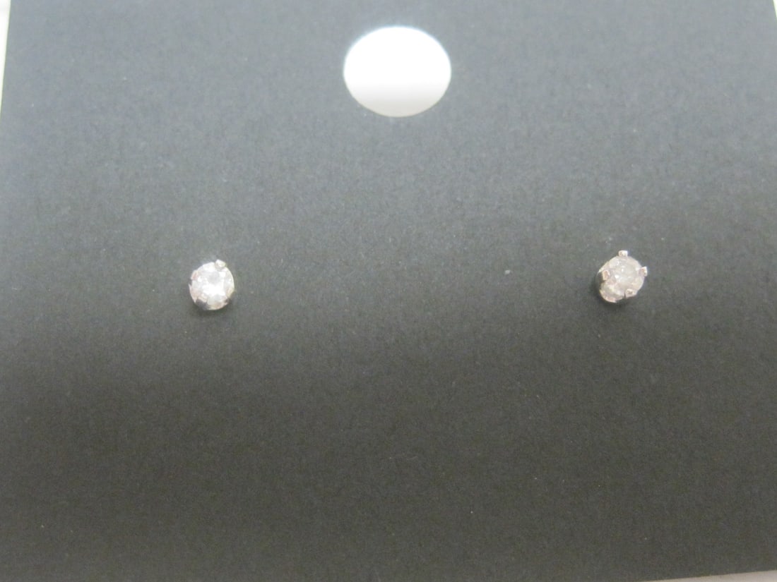 14k White Gold Diamond Stud Earrings: .10 Carat tw