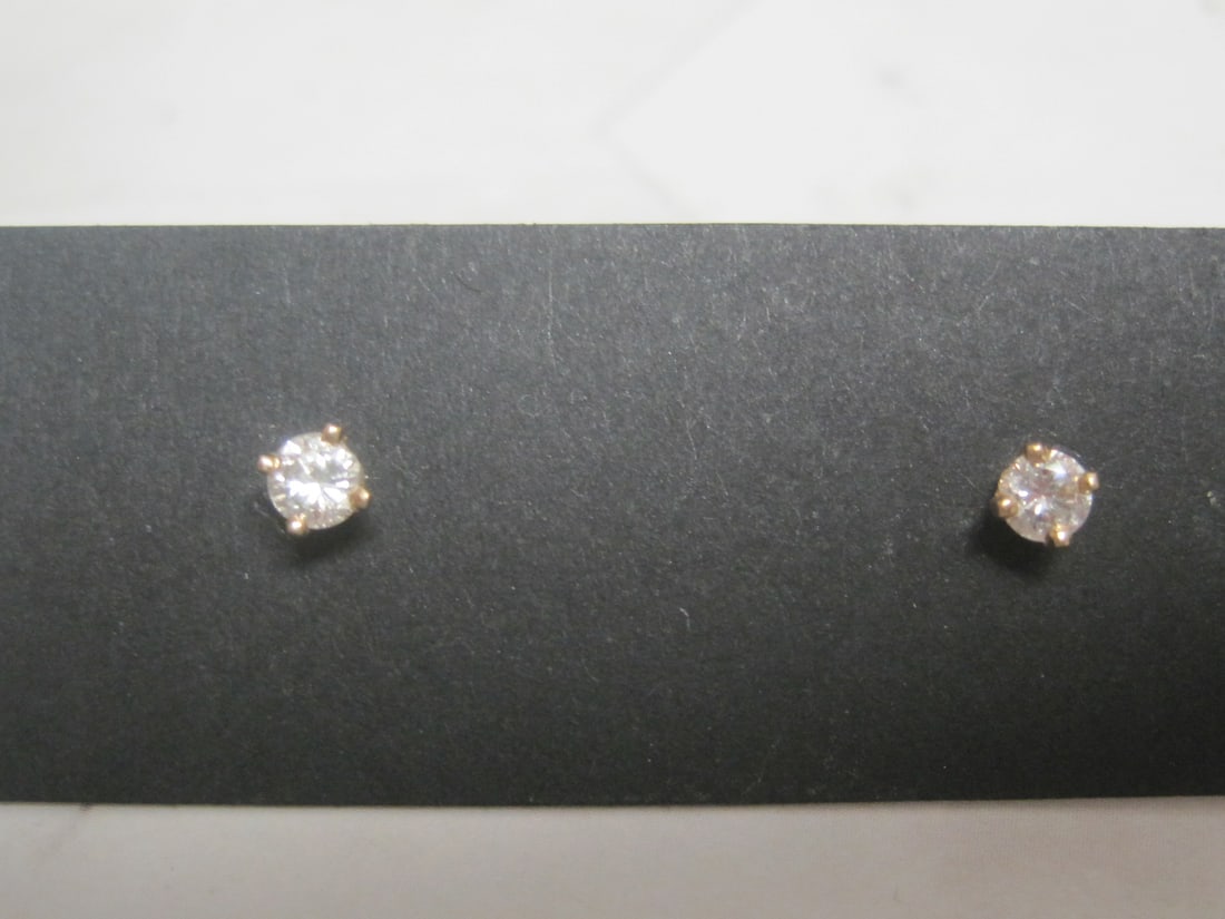 14k Gold Diamond Stud Earrings: .20 Carat tw