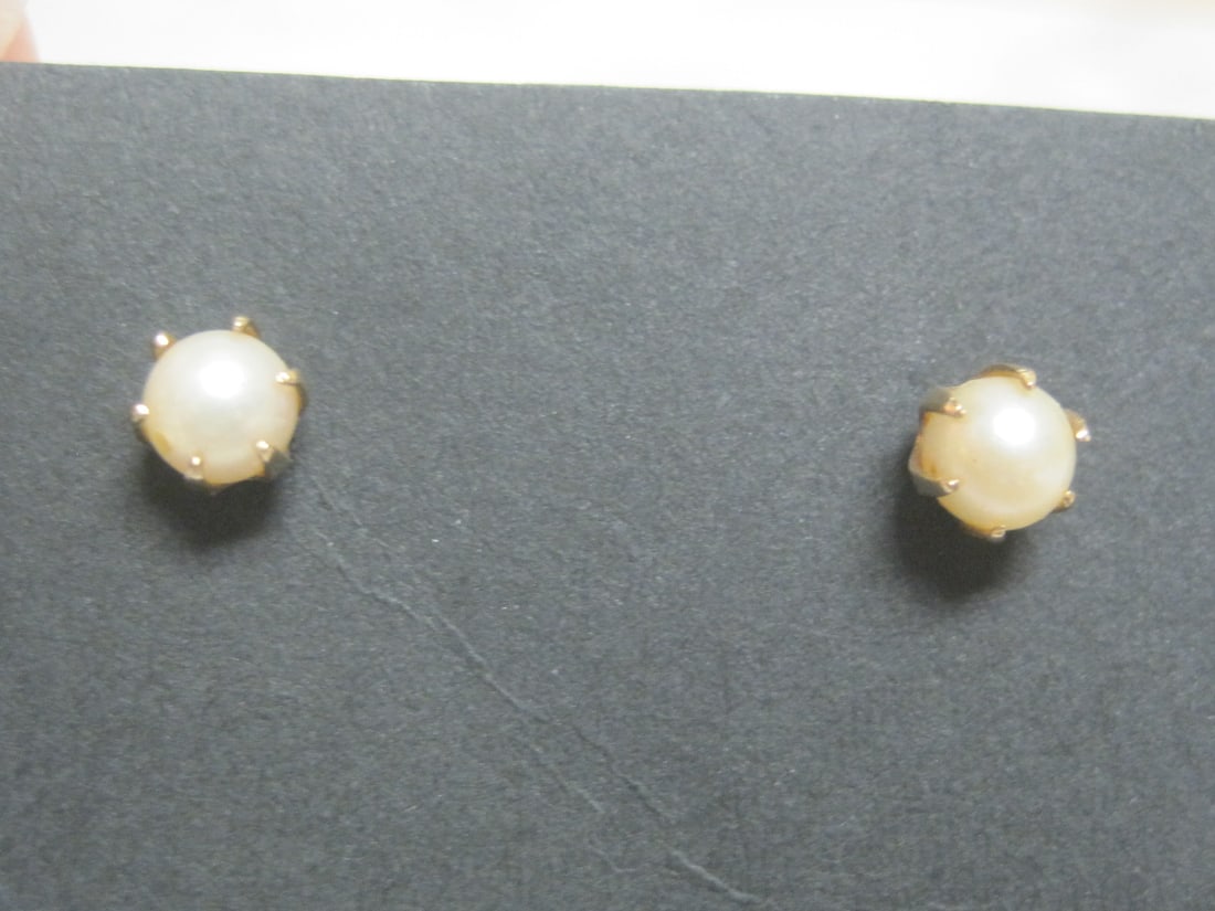 14k Gold Pearl Stud Pierced Earrings: 4.5mm