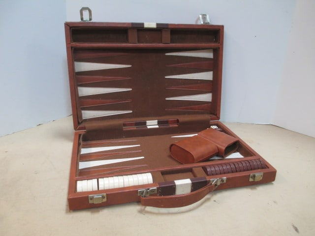 Backgammon Set: .
