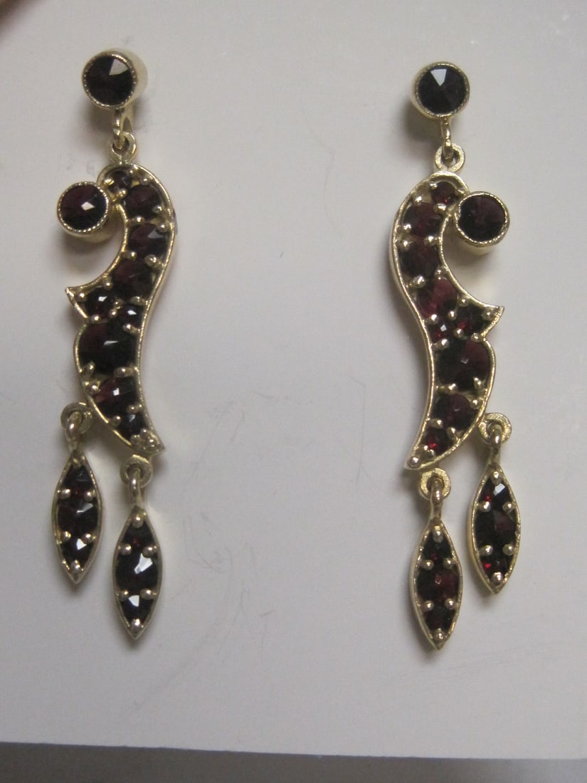 Sterling Silver Garnet Earrings: .