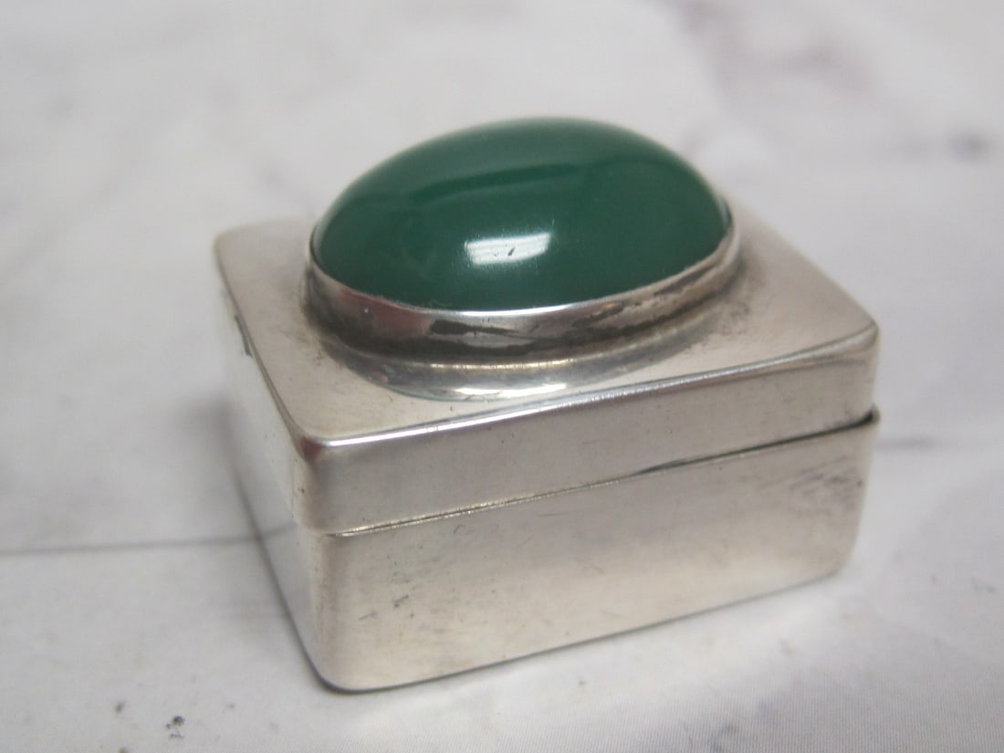 Sterling Silver Green Onyx Pill Box: 8 Grams