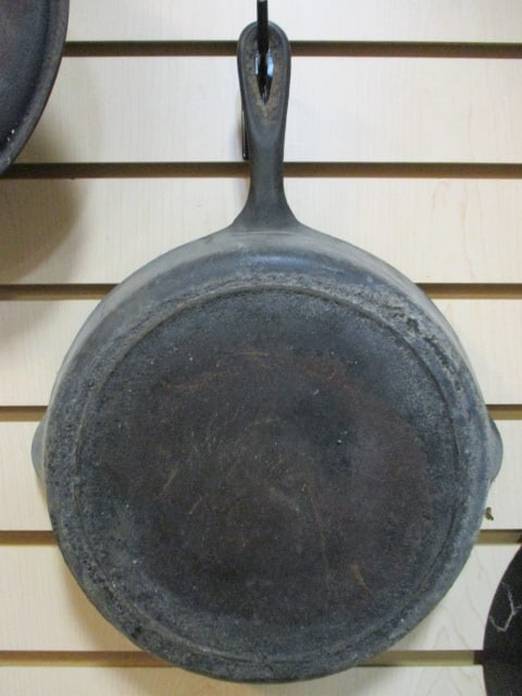 Old No. 8 Cast Iron Skillet: 10"dia, has heat ring on bottom, some rust