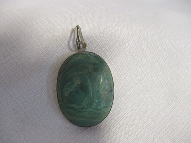 Malachite Pendant in Sterling Silver: *see pictures and preview for condition