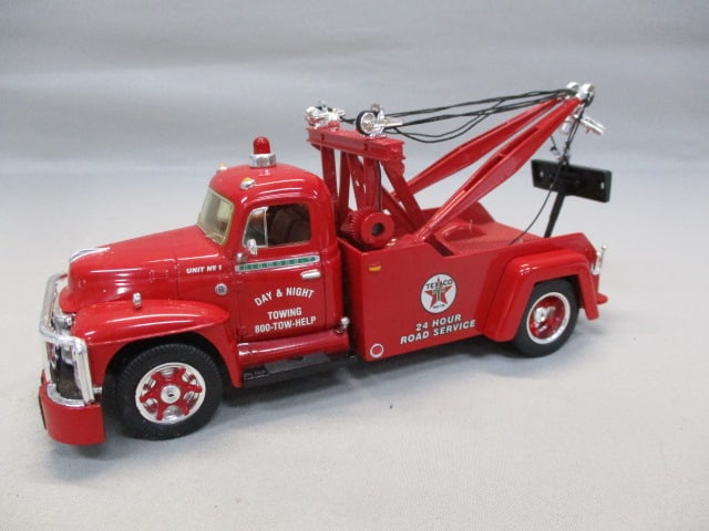 Texaco 1950's Diamond T Wreaker Tow Truck: By First Gear