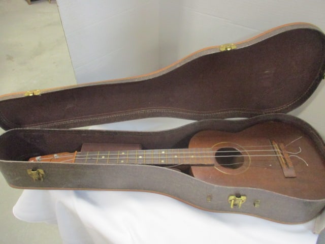Wabash Child's 4 String Guitar in Case: needs new strings (28" in Case)
