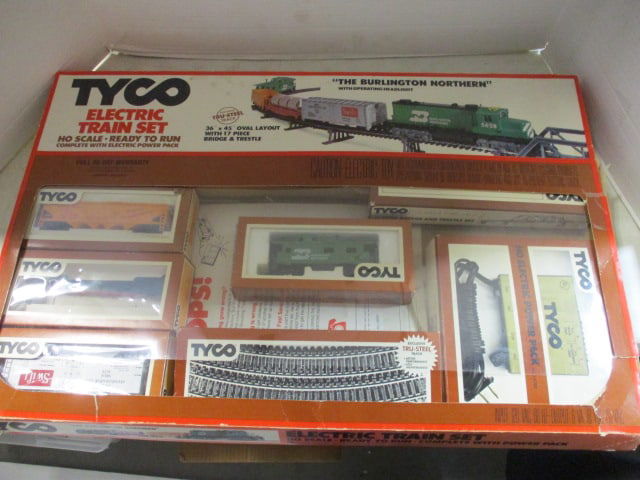 Tyco Electric Train Set HO Scale (1 of 8)